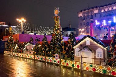Tverskaya Meydanı 'ndaki buz pateni pistinin Maslenitsa dekorasyonları, Rusya Federasyonu, 27 Şubat 2020