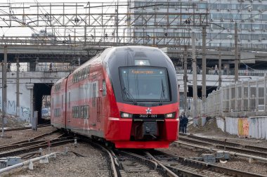 DC elektrik üniteleri ESh2-001 trenini Moskova 'daki Moskva-Butyrskaya istasyonunda, Moskova, Rusya Federasyonu, 01 Mart 2020