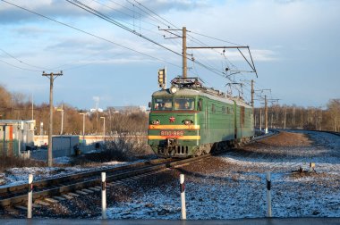 DC elektrik kargo lokomotifi VL10-889 Manikhino-1 'i takip ediyor - Moskova Demiryolu' nun Novojerusalimskaya uzantısı, Istra, Moskova bölgesi, Rusya Federasyonu, 29 Şubat 2020