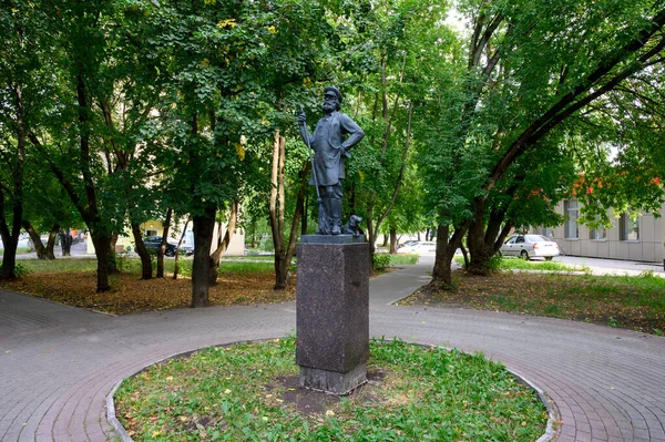 러시아 발라시카 거리에 청소부에게 바치는 기념비 2020 — 스톡 사진