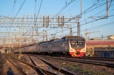 DC elektrikli birimleri ED4M-0482 treni Moskova 'nın Reutovo istasyonunda, Reutov, Moskova bölgesi, Rusya Federasyonu, 21 Ağustos 2020