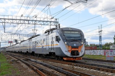 DC elektrikli birimleri ED4M-0502 treni Moskova 'nın Reutovo istasyonunda, Reutov, Moskova bölgesi, Rusya Federasyonu, 01 Eylül 2020