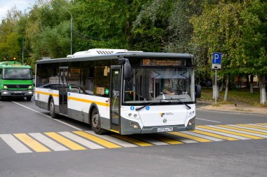 Yarı-alçak şehirler arası otobüs LiAZ-5292.65-03 Lenin Caddesi, Reutov, Moskova bölgesi, Rusya Federasyonu, 01 Eylül 2020