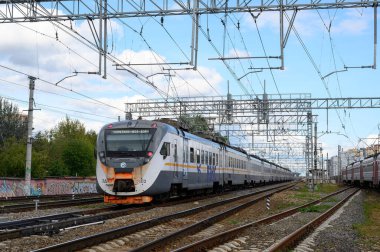 DC elektrikli birimleri ED4M-0502 treni Moskova 'nın Reutovo istasyonunda, Reutov, Moskova bölgesi, Rusya Federasyonu, 01 Eylül 2020