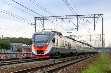 DC elektrikli birimleri ED4M-0503 treni Moskova 'nın Reutovo istasyonunda, Reutov, Moskova bölgesi, Rusya Federasyonu, Eylül 05, 2020