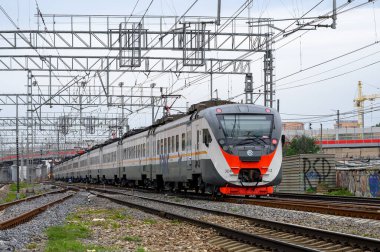 DC elektrikli birimleri ED4M-0503 treni Moskova 'nın Reutovo istasyonunda, Reutov, Moskova bölgesi, Rusya Federasyonu, Eylül 05, 2020