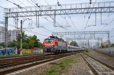 Yolcu DC-AC elektrikli lokomotif EP20-006 Moskova Reutovo İstasyonu, Reutov, Moskova Bölgesi, Rusya Federasyonu, 05 Eylül 2020