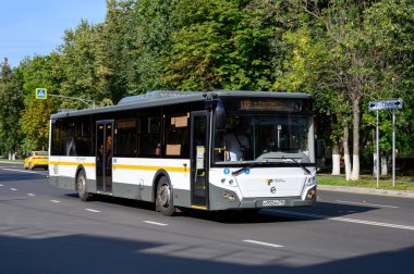 Yarı-alçak şehirler arası otobüs LiAZ-5292.65-03 Lenin Caddesi, Reutov, Moskova bölgesi, Rusya Federasyonu, 23 Ağustos 2020