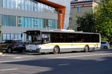 Yarı-alçak şehirler arası otobüs LiAZ-5292.65-03 Lenin Caddesi, Reutov, Moskova bölgesi, Rusya Federasyonu, 23 Ağustos 2020