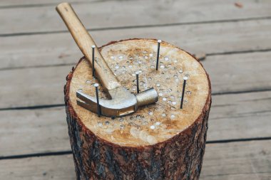 dövülmüş çivi ve bir çekiç ile güdük