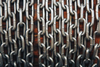 ahşap zemin üzerinde zincir