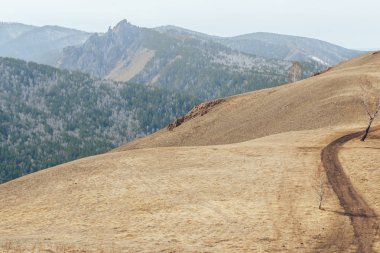 dağlar, ülkede yol sonbahar
