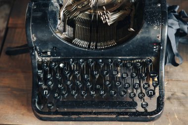 Kiril yazı tipi ile antika daktilo