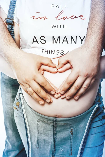 Mann Umarmt Schwangere Frau — Stockfoto