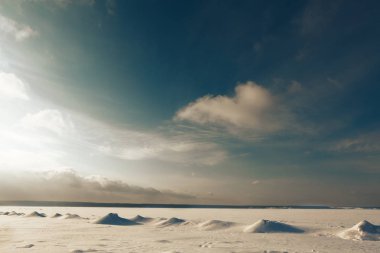 mavi gökyüzünün altında karlı expanses