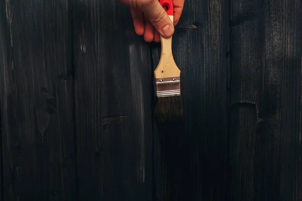 Mão Com Pincel Pintar Uma Mesa Madeira — Fotografia de Stock