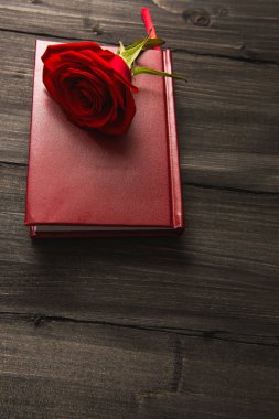 günlüğü ve ahşap arka plan üzerinde kırmızı gül