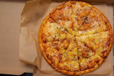 bir kutu kağıt üzerinde pizza