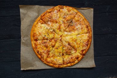 koyu arka plan üzerinde pizza dört peynir