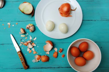 ahşap masada haşlanmış tavuk yumurtası ve kabuk