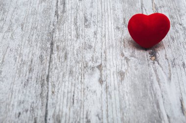  Sevgililer günü kırmızı kalp eski ahşap üzerinde. Tatil kartı kopya alanı ile