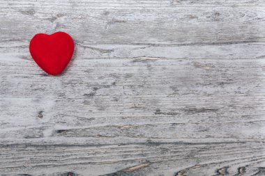  Sevgililer günü kırmızı kalp eski ahşap üzerinde. Tatil kartı kopya alanı ile