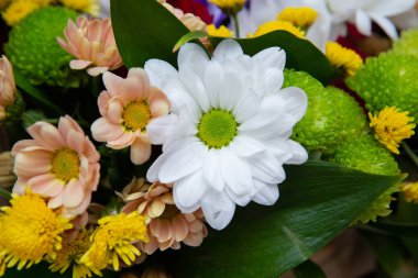 Güzel bir buket çiçek.