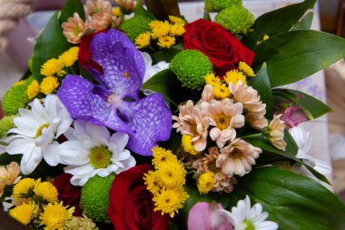 Güzel bir buket çiçek.