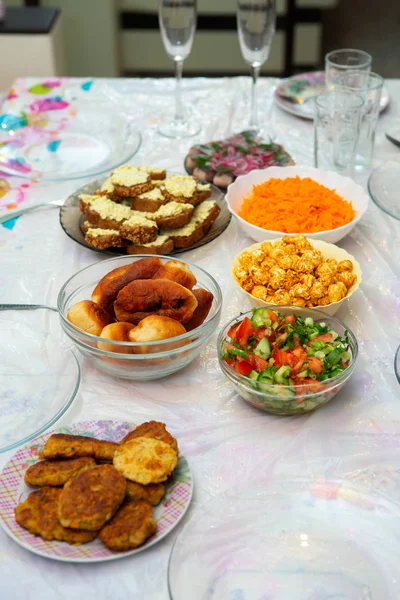 Házi Készítésű Ételeket Pirított Sajtos Salátával Torták — Stock Fotó