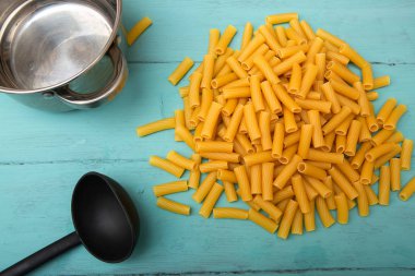 Tortiglioni İtalyan makarna Oluklu yüzey ve düz kesim, küçük tüpler benzer ile kısa makarna olduğunu