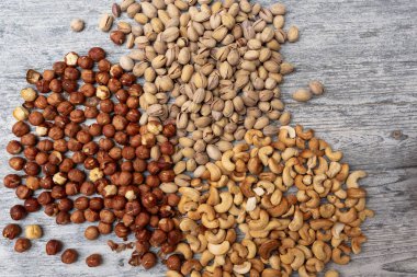  Fıstık fındık kaşu fındık ahşap arka plan üzerinde