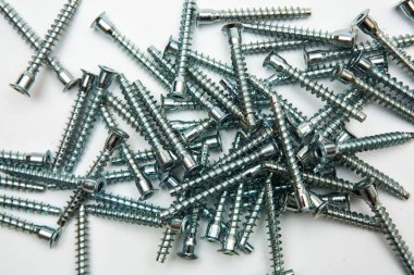 Beyaz arka plan üzerinde mobilya vidaları üstten görünüm Höyük