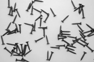 Beyaz arkaplanda vidalar