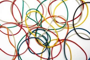  Beyaz arka planda para için renkli kauçuk bantları