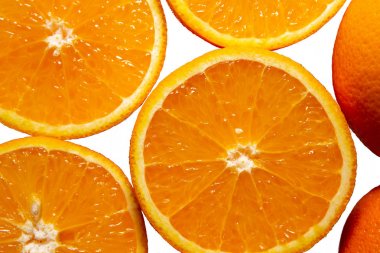  Beyaz arka plan üzerinde taze portakal dilimleri. Portre.