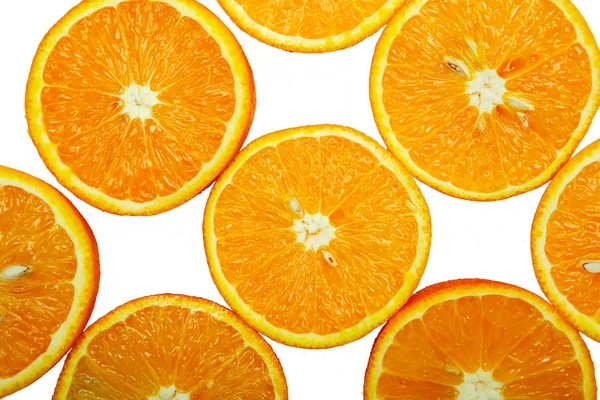 白色背景上的新鲜橘子片 免版税图库照片