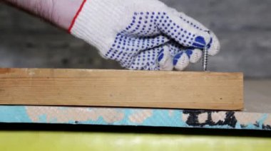 bir tornavidayla mobilyaları birleştirin. Vidayı sıkın