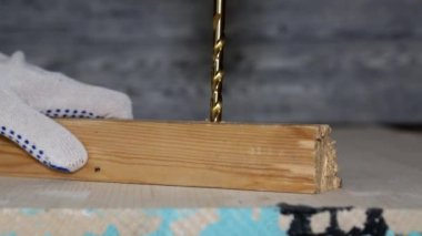  Bir sondaj çukuru ahşap bir blok içine Penetran, bir delik yapma.