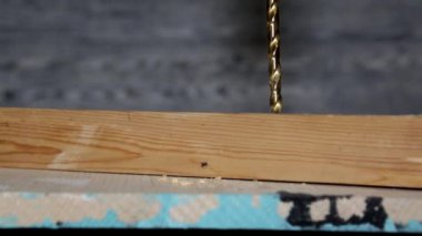  Bir sondaj çukuru ahşap bir blok içine Penetran, bir delik yapma.