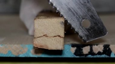 bir el testeresi bir ahşap blok testereleme ile usta