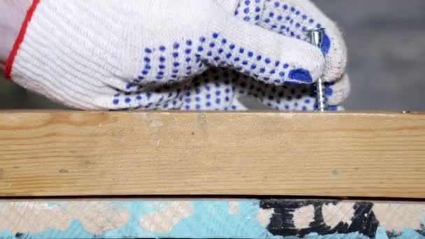 assembler les meubles avec un tournevis. Serrer la vis 