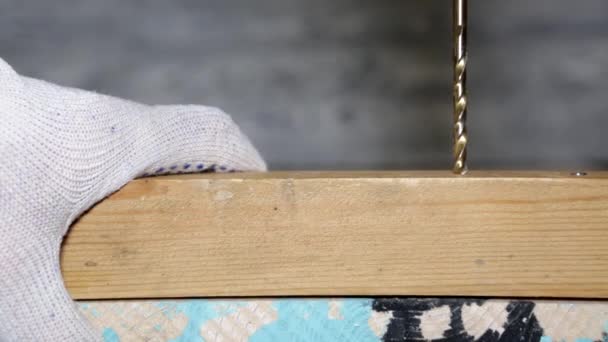  Une fosse de forage pénètre dans un bloc de bois, faisant un trou .