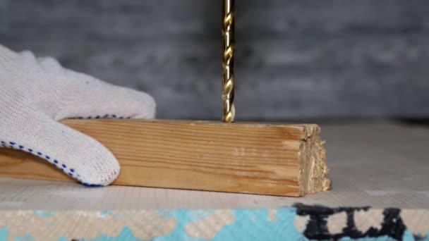 Een Boor Put Indringende Een Houten Blok Het Maken Van — Stockvideo