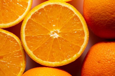  Beyaz arka planda izole taze turuncu meyve yakın çekim