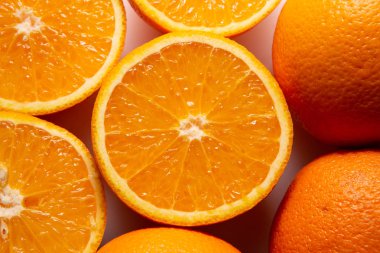  Beyaz arka planda izole taze turuncu meyve yakın çekim