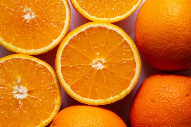  Beyaz arka planda izole taze turuncu meyve yakın çekim