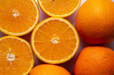  Beyaz arka planda izole taze turuncu meyve yakın çekim