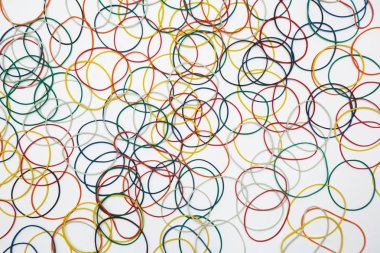 beyaz bir arka planda para için renkli kauçuk bantları ile soyut arka plan