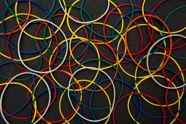 siyah arka planda para için renkli kauçuk bantları ile soyut arka plan