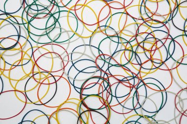 beyaz bir arka planda para için renkli kauçuk bantları ile soyut arka plan